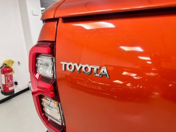 Toyota Hilux 2.8 D-4D Invincible X Auto 4WD Euro 6 (s/s) 4dr