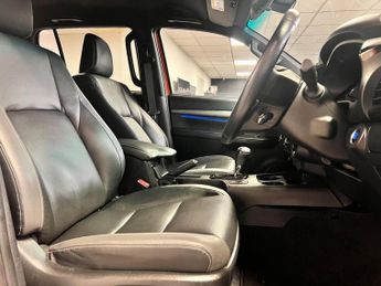 Toyota Hilux 2.8 D-4D Invincible X Auto 4WD Euro 6 (s/s) 4dr