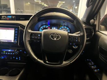 Toyota Hilux 2.8 D-4D Invincible X Auto 4WD Euro 6 (s/s) 4dr