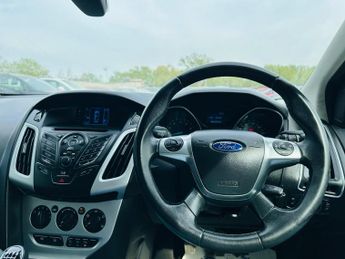Ford Focus 1.0T EcoBoost Zetec Euro 5 (s/s) 5dr