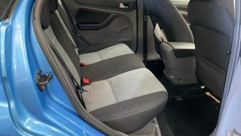 Ford Focus 1.6 Zetec Hatchback 5dr Petrol Automatic (184 g/km, 99 bhp)