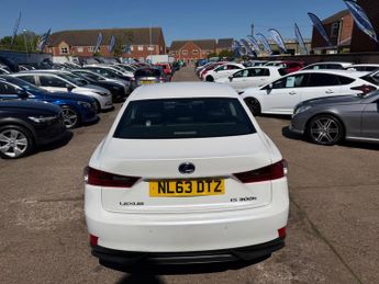 Lexus IS 2.5 300h SE Saloon 4dr Petrol Hybrid E-CVT Euro 5 (s/s) (223 ps)