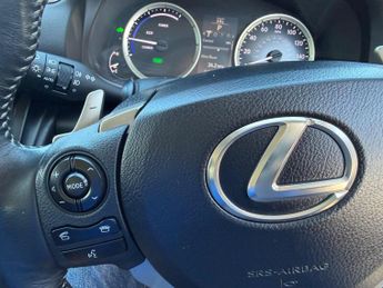 Lexus IS 2.5 300h SE Saloon 4dr Petrol Hybrid E-CVT Euro 5 (s/s) (223 ps)