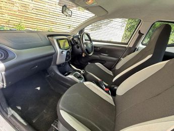TOYOTA AYGO 1.0 VVT-i x-play Hatchback 5dr Petrol x-shift Euro 5 Euro 5 (68 