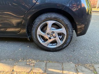 Toyota Yaris 1.5 VVT-h Excel E-CVT Euro 6 5dr (15in Alloy)