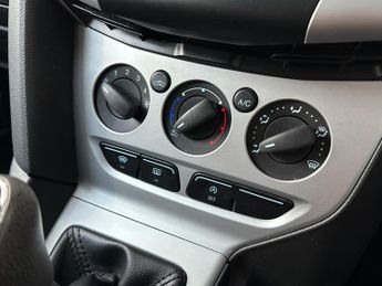 Ford Focus 1.0T EcoBoost Zetec Euro 5 (s/s) 5dr