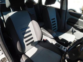 Ford Focus 1.6 Zetec 5dr
