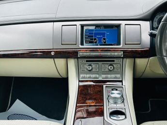 Jaguar XF 3.0d V6 Premium Luxury Saloon 4dr Diesel Auto Euro 5 (240 ps)