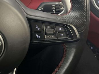 Alfa Romeo Giulia 2.0T Veloce Saloon 4dr Petrol GPF Auto Euro 6 (s/s) (280 ps)