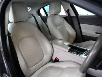 JAGUAR XE 2.0d Portfolio Saloon 4dr Diesel Auto Euro 6 (s/s) (180 ps) +FRE