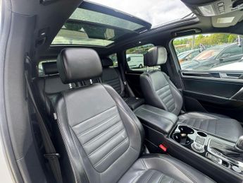 Volkswagen Touareg 3.0 TDI V6 BlueMotion Tech R-Line Tiptronic 4WD Euro 6 (s/s) 5dr