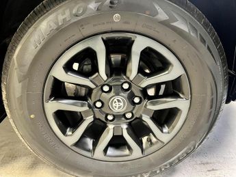 Toyota Hilux 2.8 D-4D Invincible X Auto 4WD Euro 6 (s/s) 4dr