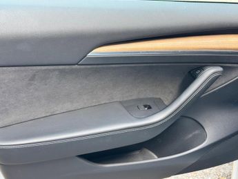 Tesla Model 3 Standard Range Plus Auto RWD 4dr