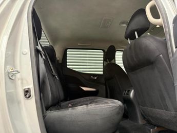Nissan Navara 2.3 dCi N-Connecta Pickup Double Cab 4dr Diesel Auto 4WD Euro 6 