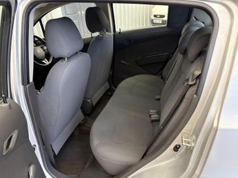 Chevrolet Spark 1.0i + Hatchback 5dr Petrol Manual Euro 5 (68 ps)