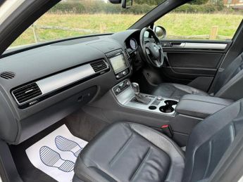 Volkswagen Touareg 3.0 TDI V6 BlueMotion Tech R-Line Tiptronic 4WD Euro 6 (s/s) 5dr