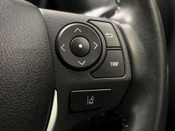 Toyota Auris 1.8 VVT-h Design CVT Euro 6 (s/s) 5dr