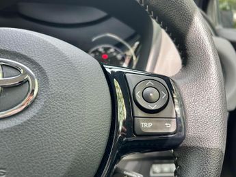 Toyota Yaris 1.5 VVT-h Icon Tech E-CVT Euro 6 (s/s) 5dr