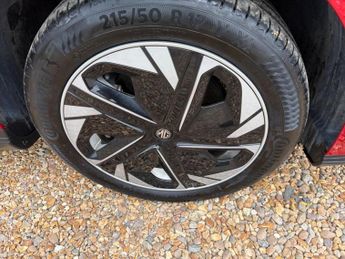 MG MG4 64kWh SE Long Range Auto 5dr
