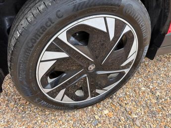 MG MG4 64kWh SE Long Range Auto 5dr