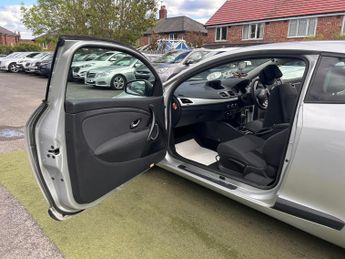 Renault Megane 1.6 16V Dynamique TomTom Euro 5 3dr