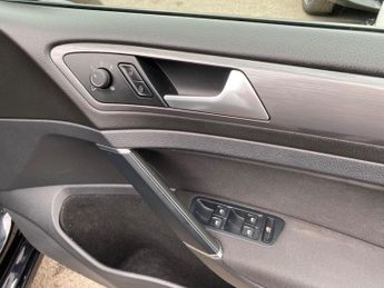 Volkswagen e-Golf 35.8kWh e-Golf Auto 5dr