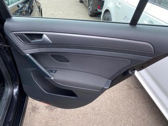 Volkswagen e-Golf 35.8kWh e-Golf Auto 5dr