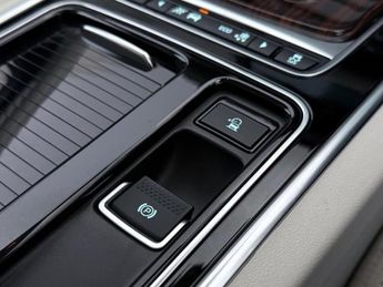 Jaguar XF 2.0i Portfolio Auto AWD Euro 6 (s/s) 4dr