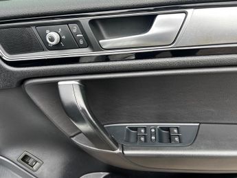 Volkswagen Touareg 3.0 TDI V6 BlueMotion Tech R-Line Tiptronic 4WD Euro 6 (s/s) 5dr