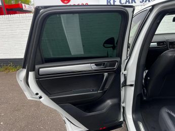Volkswagen Touareg 3.0 TDI V6 BlueMotion Tech R-Line Tiptronic 4WD Euro 6 (s/s) 5dr