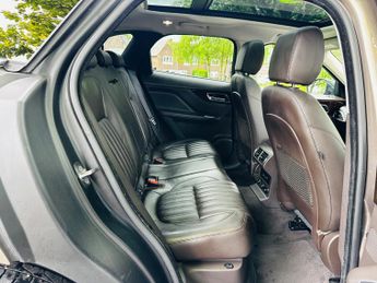 Jaguar F-PACE 2.0 D180 Portfolio SUV 5dr Diesel Auto AWD Euro 6 (s/s) (180 ps)