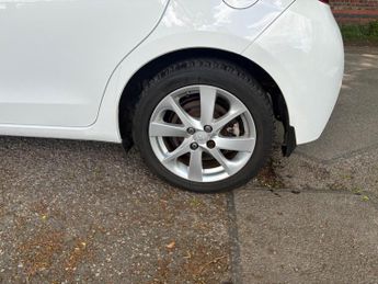 Toyota Yaris 1.5 VVT-h Excel E-CVT Euro 6 5dr (15in Alloy)