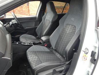 Volkswagen Golf 1.5 eTSI MHEV R-Line DSG Euro 6 (s/s) 5dr