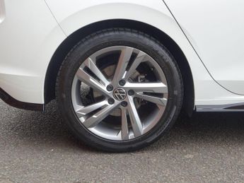 Volkswagen Golf 1.5 eTSI MHEV R-Line DSG Euro 6 (s/s) 5dr