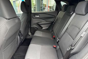 Nissan Qashqai 1.3 DIG-T (158ps) )N-Connecta [Glass Roof]