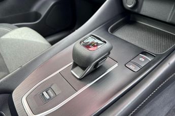 Nissan Qashqai 1.3 DIG-T (158ps) )N-Connecta [Glass Roof]