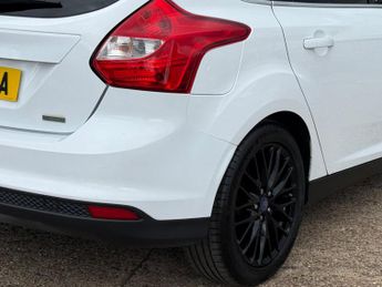 Ford Focus 1.0T EcoBoost Zetec Navigator Euro 5 (s/s) 5dr
