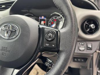 Toyota Yaris 1.5 VVT-h Icon Tech E-CVT Euro 6 (s/s) 5dr
