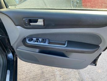 Ford Focus 1.6 Titanium 5dr