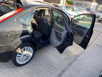 Ford Focus 1.6 Titanium 5dr