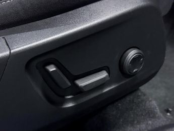 Volvo XC40 Plus Dark B3 (163 hp) Auto