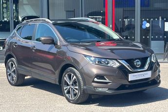 Nissan Qashqai 1.3 DIG-T (140ps) N-Connecta ( glass roof )