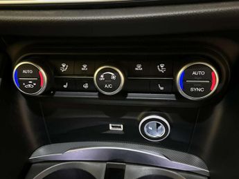 Alfa Romeo Stelvio 2.2 TD Veloce SUV 5dr Diesel Auto Q4 AWD Euro 6 (s/s) (210 ps)