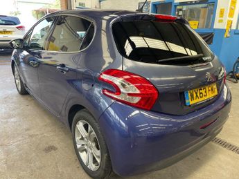 Peugeot 208 1.2 VTi Allure Euro 5 5dr