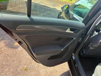 Volkswagen e-Golf 35.8kWh e-Golf Auto 5dr