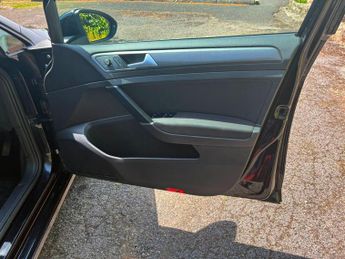 Volkswagen e-Golf 35.8kWh e-Golf Auto 5dr