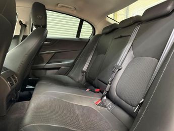 Jaguar XE 2.0i Portfolio Auto Euro 6 (s/s) 4dr