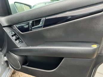 Mercedes-Benz C Class 1.8 C180 BlueEfficiency Executive SE Auto Euro 5 4dr