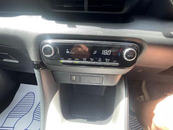 Toyota Yaris 1.5 VVT-h Design E-CVT Euro 6 (s/s) 5dr