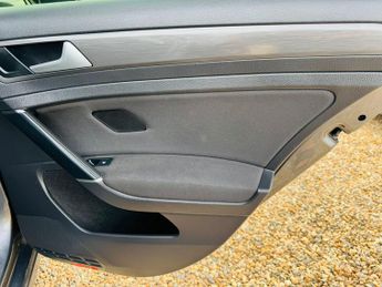 Volkswagen e-Golf 35.8kWh e-Golf Auto 5dr